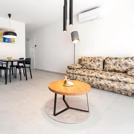 Apartment Luxury Levante Tramontana 1 *